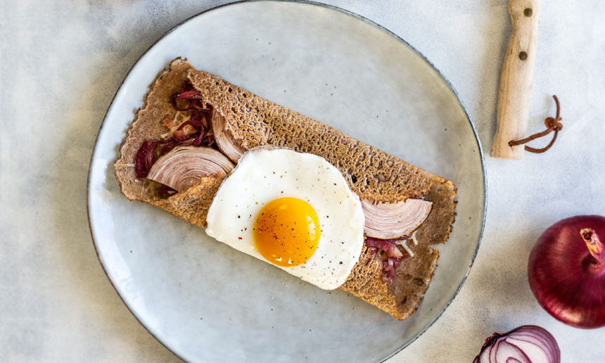 Galette andouille / œuf / oignons au cidre